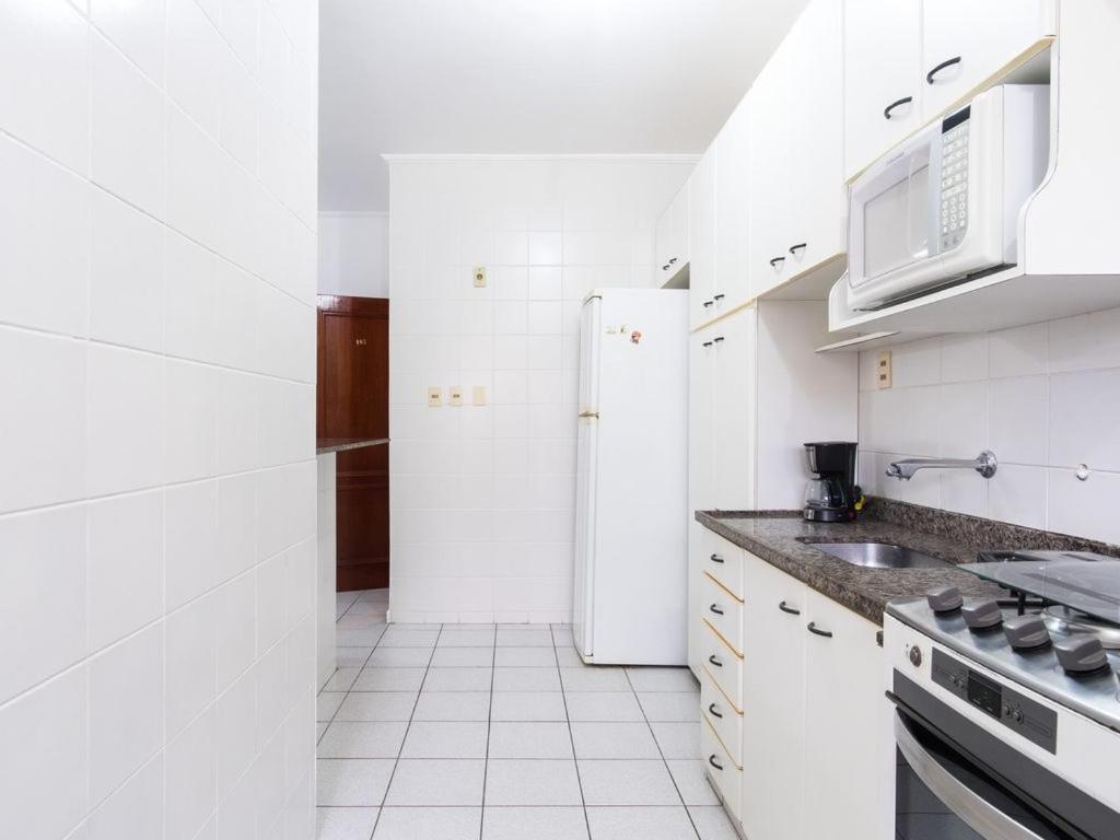 Apartamento Espacoso Com Ar Condicionado E Wi-Fi, A 100 Metros Da Praia - Edificio Estoril Ubatuba Eksteriør billede