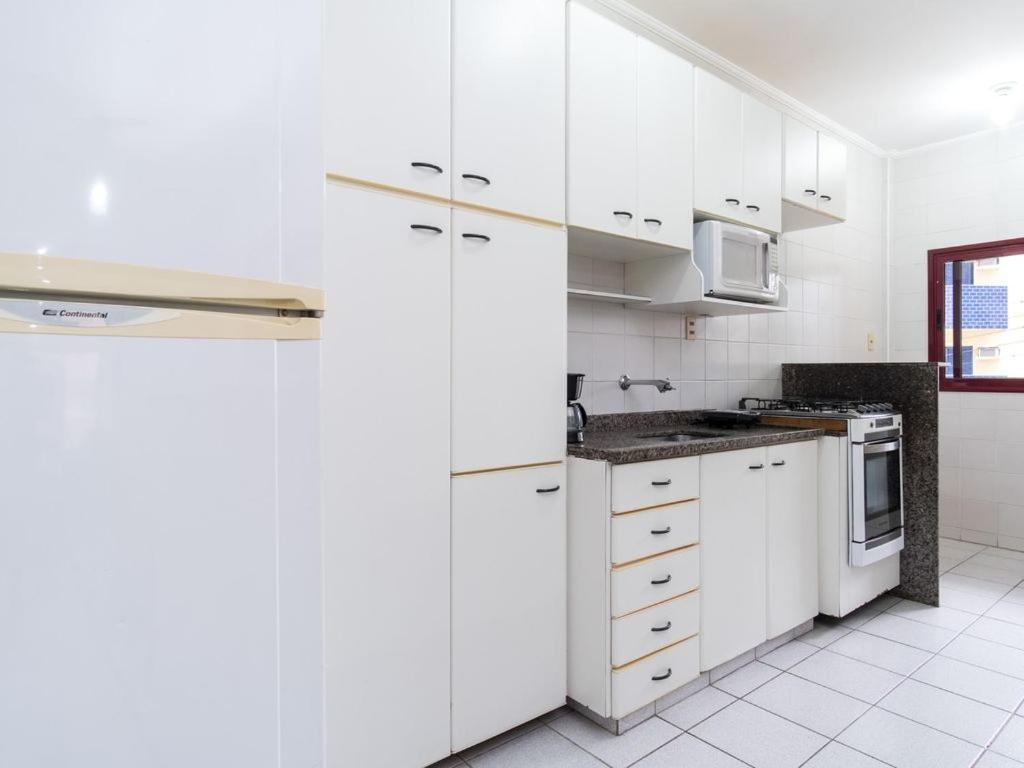 Apartamento Espacoso Com Ar Condicionado E Wi-Fi, A 100 Metros Da Praia - Edificio Estoril Ubatuba Eksteriør billede